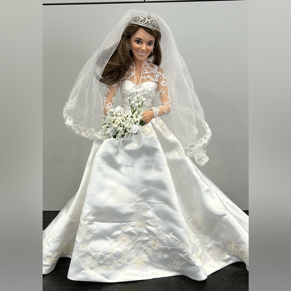 Numbered Kate Middleton wedding doll from Ashton-Drake Gallery - Picture 4 of 9
